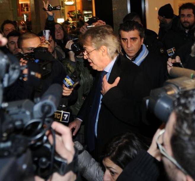Arriva Massimo Moratti, accerchiato dai giornalisti e applaudito - almeno lui - dagli ultrà. Bozzani